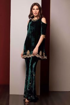 Velvet Pakistani Dress, Velvet Dresses Outfit, Velvet Outfit, Velvet Suit Design, �डिजाइनर कपड़े, Dark Green Velvet, Velvet Dress Designs, Mode Turban, Trouser Suit