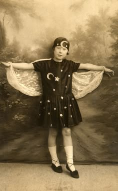 Vintage Halloween Costumes, Vintage Halloween Costume, Moon Dust, Vintage Fairies, Halloween Photos, Photo Vintage, Old Photographs, Antique Photos