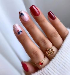 Red Christmas Nails Holly, Red Short Nails Christmas, Red Nails With Holly, Short Christmas Gel Nail Designs, Red Holly Nails, Holly Design Nails, Christmas Biab Nail Designs, Good Christmas Nails, Xmas Biab Nails