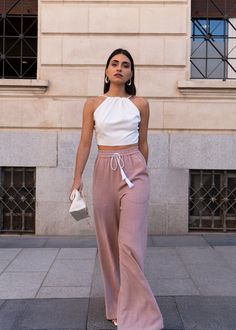 A calça Vega tem a combinação perfeita de elegância e conforto, e garante um look perfeito para o seu próximo evento. Com sua queda, seu movimento e sua cintura alta, estilizará sua figura. Uma calça que chama a atenção. A calça Vega pode ser encontrada na cor Azul . Desenhado por AIBON e feito com amor em oficinas em Madrid. Bob Hair Color Ideas, Trendy Bob, Bob Hair Color, Trendy Hairstyle, Bun Hairstyle, Bob Hair, Pink Pants, Wedding Night, Hair Color Ideas