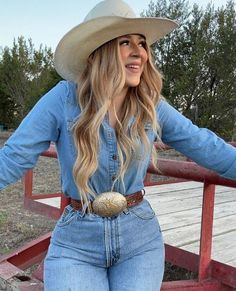 Ranch Outfits For Women Summer, Alt Western Outfits, Vaquera Hats, Western Denim Outfit, Jeans Cowgirl Outfit, Elegant Cowgirl Outfit, Cowgirl Style Outfits Rodeo, Latina Cowgirl Outfits