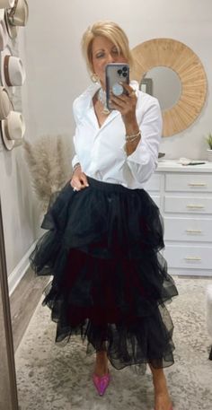 Auction Outfit Ideas, Styling A Tulle Skirt, How To Style A Tulle Skirt, Black Tulle Skirt Outfit Classy, Western Formal Dresses, Black Tulle Skirt Outfit, Tool Skirt, Carrie Bradshaw Outfits