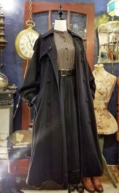 Vintage Outfit Aesthetic Woman, Magic Aesthetic Outfits, Black Vintage Outfits, Vintage Shopping Aesthetic, Dark Vintage Outfits, Old Style Outfits, Dark Clothing Aesthetic, Dark Fantasy Outfits, Fantasy Aesthetic Outfits