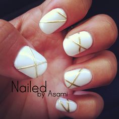 White and Gold Lines design with Gel Nails. White And Gold Nail Art, Matte Make Up, Gold Gel Nails, Metallic Nails Design, White Nails With Gold, Black Gold Nails, Nails Opi, Nails Yellow, Gold Nail Designs