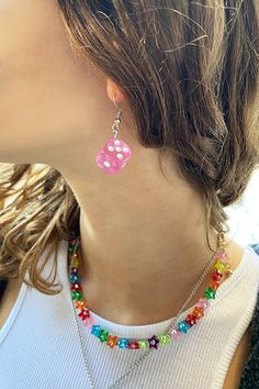 Orecchini con ciondolo a dadi, colore rosa, gancetto sulla parte posteriore. Dice Earrings, Cotton Headband, Bear Necklace, Stylish Sunglasses, Saint Pierre And Miquelon, Pendant Rings, Colorful Heart, Zambia