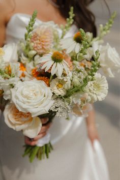 Artful Chicago wedding florist, Romee Willow Florals, created this colorful wedding bouquet for an outdoor summer wedding in Chicago. The wedding color palette chosen by the bride and groom were peaches, oranges, and whites–perfect inspiration for a fun but chic wedding. The season summer flowers used for this bouquet were dahlias, ranunculus, roses, scabiosas, snapdragons, and zinnias. Photography by Lauren Sims. Bridal Bouquet August, Dahlia Wedding Bouquets, Summer Bridal Bouquet, Tropical Wedding Bouquets, Modern Wedding Bouquets, Unique Wedding Bouquet, Bridal Bouquet Summer, Elegant Wedding Bouquets, Simple Wedding Bouquets