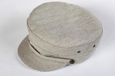 Handmade linen summer caps sewn using old technology without synthetic fabrics inside of the cap. Due to this, the linen cap is breathable and perfect for hot summer days Classic model of newsboy cap is unisex, so it will fit on both men and women. 100% linen, not dyed. 100 % cotton lining. Plastic is used for the brim of the cap, so you can wash it as much as you need. Eyelets - stainless steel SIZE: please coose from drop down menu US Size - 7 1/8, could be reduced to 7, (57-56cm) US Size - 7 Vintage Baseball Cap With Visor, Adjustable Linen Flat Cap, Retro Cotton Flat Cap, Y2k Newsboy Cap, Vintage Gray Flat Cap, White Scrunchie, Blue Scrunchie, Wrist Accessories, Summer Cap