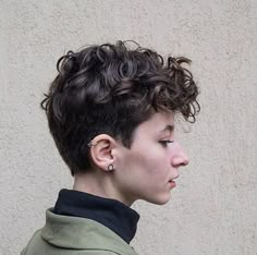 Androgynous Haircut, Woman With Curly Hair, Androgynous Hair, Curly Pixie Cuts, Short Curly Haircuts, Curly Pixie, Curly Haircuts, Messy Short Hair, Short Wavy Hair