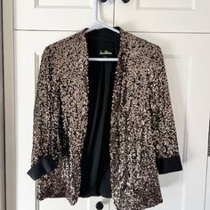 Women's Size Xs. Excellent Used Condition - Never Worn, Excellent Condition. No Visible Flaws Gold Sequin Blazer With Pre-Rolled Cuffs (3/4 Sleeve). Open Style Blazer Side Pockets Casual Stretch Outerwear For Parties, Stretch Long Sleeve Party Blazer, Gold Sequin Blazer, Sequin Blazer, Style Blazer, Gold Sequin, Metallic Gold, Sam Edelman, Gold Black