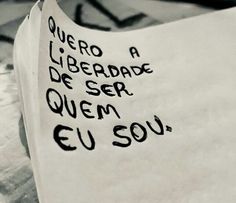 a piece of paper with writing on it that says, quero liberade de ser quer quem eu sou