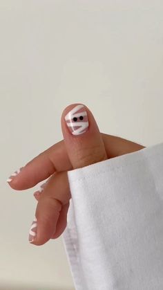 Short Mummy Nails, Nails October Halloween, Diy Ghost Nail Art, Fall Nails 2023 Halloween, Ghost And Mummy Nails, Simplistic Halloween Nails, Easy Simple Halloween Nails, Halloween Nails Natural Nail, Halloween Kid Nails