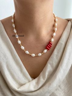 🌿This elegant gold-plated necklace brings together the sophistication of natural freshwater pearls with the vibrant energy of warm coral stones in perfect harmony. Handcrafted with attention to detail, this design stands out with its blend of refined elegance and natural beauty. ⭐️The foundation of the necklace consists of carefully selected freshwater pearls, each boasting a natural luster and smooth surface. These pearls represent timeless beauty and a sophisticated stance. The soft white tones of the natural pearls harmonize with your skin, creating a radiant look that appeals to both classic and modern styles. 🌹The coral stones placed on the side of the necklace add a unique touch of vibrancy to the design. The warm reddish hues of the coral stones balance the understated elegance of Gold Necklace Dainty, Schmuck Gold, Red Coral Necklace, Coral And Gold, Vibrant Energy, Coral Stone, Coral Jewelry, Coral Necklace, Necklace Unique