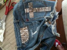 Diy Punk Jeans, Diy Chain Jeans, Diy Studded Clothes, Y2k Jeans With Gems, Diy Clothes Upcycle Goth, Diy Goth Clothes, Diy Outfits, Casual Glam, 2000s Fashion Trends