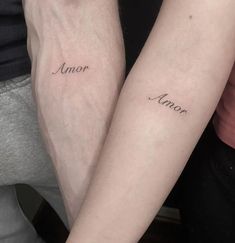 two people with matching tattoos on their arms, one has the word'ann'in cursive writing