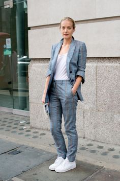 British artist Polly Morgan proves that a menswear-plaid suit works perfectly on a summer day when styled with a simple cotton tank and rolled-up sleeves. Outfits With Suit, How To Wear Sneakers, Sneaker Trend, Cooler Style, Womens Fashion Casual Summer, Pantsuits For Women, Fall Outfits For Work, Suit Up, Rubber Shoes