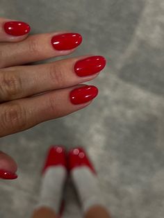 Red Nails Acrylic Almond Short, Red Nails Almond Short, Round Red Nails Short, Red Nails Round Shape, Short Red Nails Almond, Red Nail Color Ideas, Shirt Red Nails, Almond Vs Round Nails