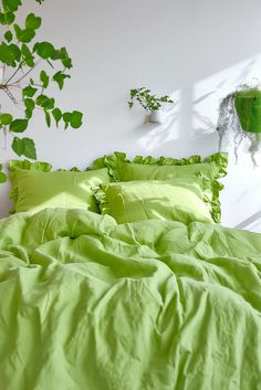 Chartreuse green ruffled linen pillowcase-This 100% linen pillowcase is perfect for a cozy, stylish look. Chartreuse Bed, Lime Green Comforter, Chartreuse Blanket, Lime Green Duvet Cover, Kitsch Pillowcase Set, Linen Pillow Cases, Pillow Set, Linen Bedding, Bedding Set