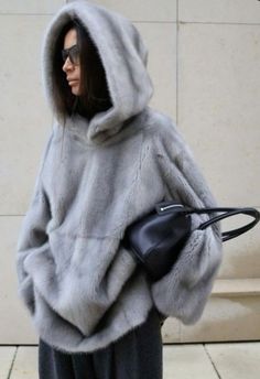 Winter Coat Trends 2025, Style Inspo Winter, Fur Coat Outfits, Stylish Images, Outfit For Autumn, Looks For Spring, Grey Fur, Mode Chanel, Clothing Shopping