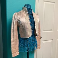 Absolutely Gorgeous Vintage 1970s “Gunnies” Satin Quilted Bed Jacket. Absolutely Incredible! Has The Most Beautiful High Collar With Lace Detailing And Faux Pearl Buttons Up The Front. Size: Approx Xs/S Pit To Pit 18” Length 17” 9/24 Vintage Bed Jacket, Quilted Bed, Satin Quilt, Gunne Sax Black Label, Bed Jacket, Gunne Sax, Pearl Buttons, Quilt Bedding, High Collar