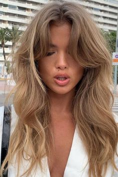 We have rounded up some inspo for this year's it girl hair trend: curtain bangs. Curtain bangs, curtain bangs long hair, curtain bangs medium hair, curtain bangs long hair, curtain bangs long, curtain bangs how to style, curtain bangs trendy. #curtainbangs #womenshairstyles2021 Fringe Hairstyles, Brown Blonde Hair, Long Blonde, Long Blonde Hair