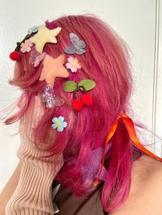 Hair Accessories Colorful, Trinkets In Hair, Maximalist Hair Accessories, Harajuku Hair Clips, Funky Hair Clips, Decora Hair Clips, Childish Hairstyles, Kidcore Hair, Candy Hairstyles