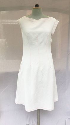 The "Jeanne" dress is made of a good quality off white linen. The dress has a ballerina neckline. There are pockets on sides seams and an orange neon zip on the left side to easily put on your dress.  The darts on the front and on the back of the dress are stitched with an orange neon thread. The neckline, the armholes and the hem, as well. Dress Length: 102 cm Size: Fr S (38) Composition: 100% Lin Care of clothing: Wash 30oC - Steam iron - Dry cleaning Orange Neon, Linen Midi Dress, Neon Orange, Dress Beautiful, Linen Dress, Dress Clothes For Women, White Linen, Put On, Made In France