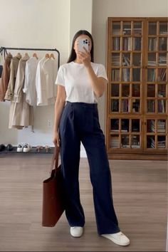 Blue Trousers Outfit, Navy Pants Outfit, Tailored Pants Outfit, Outfits For The Office, Wide Leg Trousers Outfit, Pants Outfit Work, Wide Leg Pants Outfit, Smart Casual Work Outfit