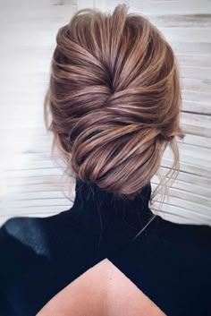 Le chignon flou -Coiffure de mariage 2020 : des modèles pour rêver ! Sanggul Modern, Mother Of The Bride Hair, Peinados Recogidos, Low Bun, Penteado Cabelo Curto, Wedding Hairstyles Updo, Prom Hairstyles, Olivia Palermo, Wedding Hair And Makeup