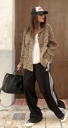 Adidas Busenitz Outfit, Adidas Bold Outfit, Adidas Pants Outfit Fashion, Adidas Outfit Aesthetic, Adidas Winter Outfit, Animal Print Pants Outfit, Animal Print Street Style, Track Pants Outfit Women, Outfits With Adidas