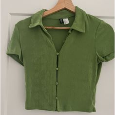 H&M Green Cropped Button Up Shirt. Womens Size Small. Stretchy Material. New Without Tags. Perfect Condition. Trendy Green Collared Top, Trendy Green Top With Collared Neckline, Trendy Green Button-up Tops, Green Collared Top For Day Out, Green Shirt With Button Closure And Collared Neckline, Trendy Green Top With Button Closure, Trendy Green Tops With Button Closure, Trendy Top With Button Closure And Collared Neckline, Trendy Tops With Button Closure And Collared Neckline