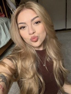 Ash Blonde Hair Balayage, Perfect Blonde Hair, Latina Hair, Hair Color Underneath, Brown Hair Looks, Ash Hair Color, Brown Hair Inspo, Brunette Hair With Highlights, Dyed Hair Inspiration