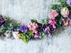 a bunch of flowers that are laying on the ground