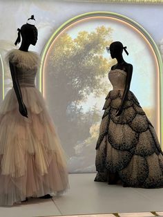 Captured at the Galleries Dior in Paris. I loved the silhouette of these mannequins in vintage couture clothing against the illuminated backdrop. Fashion Runway Aesthetic, Paris Fashion Outfits, Dior Vintage Dress, Vintage Dior Dress, Dior Couture Gowns, Runway Aesthetic, Paris Sightseeing, Christian Dior Dress, Dior Dresses