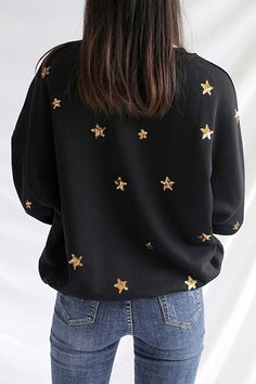 Fall Star Print Crew Neck Sweatshirt, Black Cotton Top With Star Print, Black Cotton Tops With Star Print, Oversized Long Sleeve Tops With Star Print, Long Sleeve Tops With Star Print For Fall, Long Sleeve Star Print Tops For Fall, Relaxed Fit Star Print Top For Fall, Casual Black Star Print Sweater, Black Casual Sweater With Star Print