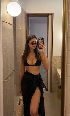 Goa Outfits, Beachy Outfits, Summer Poses, Beach Fits, Beach Outfits, Instagram Photo Inspiration, Photo Outfit, Insta Photo Ideas, Casual Style Outfits