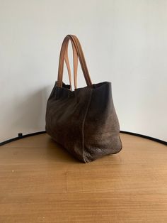 Handmade tote bag with 100% Argentine genuine leather. Made by traiditional Argentine leather craftmen families. - Dimensions: * Length 50 cm = 19,68 in * Height 30 cm = 11,81 in * Width 18 cm = 7,1 in - Composition: 100% genuine leather exterior. - Inside pocket - Complete with a courtesy cloth bag with our logo that makes it the perfect gift bag. - Money back guarantee, in case the customer is dissatisfied, within 30 days of purchase. - WE SHIP WITH DHL EXPRESS - SPEEDY AND HIGHLY RELIABLE SER Handmade Tote Bag, Handmade Tote, Tote Bags Handmade, Cloth Bag, Dhl Express, Cloth Bags, Leather Tote, Gift Bag, Inside Pocket