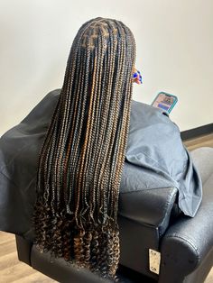 Knotless Braids with curled ends Cute Knotless Braids With Curls, 2 Color Knotless Braids With Curls, Box Braids W Color, Knotless Box Braids With Blonde Streaks, Hoco Braids Hairstyles, Cute Box Braids Ideas, Mixed Hair Colors Braids, Knotless Braids With Curly Ends And Color, Braids Hairstyles With Curls At The End