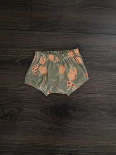 How cute are these Vintage Peaches bummies / Shorties ( unisex ) - 100% Organic -Jersey knit  * Looking for the perfect baby girl gift.  A true go to piece for every little bum.  BODY MEASUREMENTS: Inches and CM: Newborn: Waist 16 inches / 40.75 cm     Height: 20.5 inches / 52 cm 0-3 months: 17.5 inches/44.5cm               24 inches / 62cm 3-6 months: 18.5 inches / 47cm                27 inches / 68cm 6-9 months: 19 inches / 48.25cm              29 inches / 74cm 9-12 months: 19.5 inches / 49.5c Playful Bottoms For First Birthday In Summer, Cute Unisex Bottoms For Playwear, Playful Summer Bottoms For First Birthday, Cute Green Cotton Shorts, Casual Short Cotton Diaper Cover, Casual Cotton Short Diaper Cover, Orange Cotton Bottoms For Playwear, Casual Cotton Diaper Cover With Elastic Waistband, Cute Green Shorts For Playtime