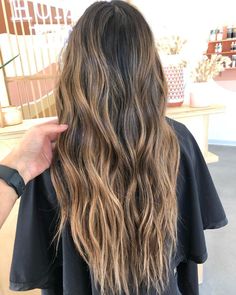 Dark Brown Hair With Beachy Highlights, Brunette Surfer Hair Balayage, Beachy Dark Brown Hair, Beachy Bronde Haircolor, Sun Kissed Highlights Brunette, Caramel Blonde Balayage On Dark Hair, Dark Brown With Blonde Balayage