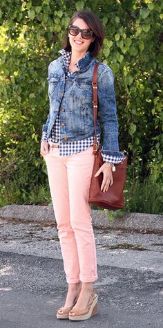 Pink Shirt Outfit, Light Pink Jeans, Light Color Jeans, Neon Prom Dresses, Jeans Rosa, Casual Denim Jacket