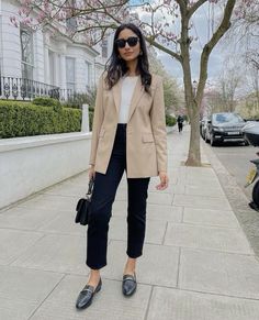 Look com calça skinny preta e blazer bege Outfit Formal Mujer, Strange Fashion, Business Wear, Stylish Work Outfits