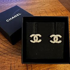 Classic Chanel Cc Pearl Gold Earrings. 100% Authentic, And Never Worn. Chanel Earrings Cc, Pearl Gold Earrings, Chanel 2022, Classic Chanel, Jewelry Chanel, Chanel Pearls, Gold Chanel, Crochet Cover Up, Chanel Earrings