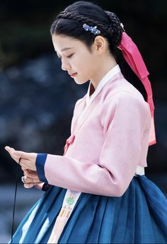 Kim So Hyun Fashion, Korea Winter, Kim Yoojung, Kim You Jung, Korean Traditional Clothing, Korea Dress, Nicki Minaj Pictures, My Demon, Korean Traditional Dress