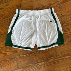 New With Tags Nike Av2251-111 Women's White And Green Basketball Practice Shorts Size Xl Modest Gym, Basketball Practice, Green Joggers, Shorts Nike, 80s Retro, Nike White, Shorts Athletic, Nike Shorts, White Nikes