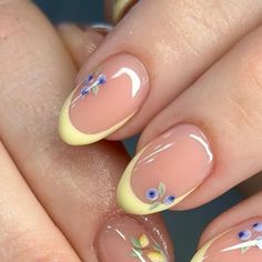 Cute Builder Gel Nails, Blueberry French Nails, Cute Bee Nail Art, Nails Builder Gel Design, Builder Gel Nails Design Summer, Blueberry Lemon Nails, Blueberry Nail Art, Yellow Design Nails, Euro Summer Nails