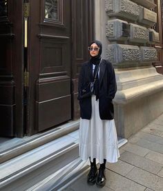 White Outer Outfit, Hijabi Blazer Outfit, Outer Hijab Outfits, Rok Outfit, Outfit Reference, Street Hijab Fashion, Modest Outfit, Muslim Outfits Casual, Muslim Fashion Hijab Outfits