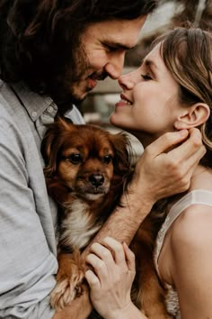 All White Wedding: Elegante Hochzeitsinspiration ganz in Weiß Dog Couple Photoshoot, Couples With Dogs Photography, Couples Photos With Dogs, Couple With Pets, Photo With Dog, With Dog