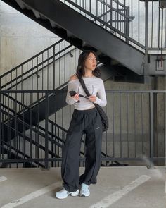 casual comfy school outfit idea with nike v2k sneakers V2k Run Outfit Women, Nike Vomero Outfit, V2k Outfits, V2k Run Outfit, Nike V2k Run Outfit, Nike Sweatshirt Outfit, V2k Run, Nike Casual Outfit, 2025 Outfit