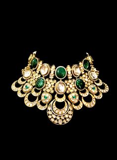 Emerald Kundan jewelry set Heavy Dazzling Necklaces For Festive Occasions, Heavy Dazzling Festive Necklaces, Luxury Heavy Necklace For Festive Occasions, Elegant Heavy Diamond Necklace For Festive Occasions, Dazzling Gemstone Jewelry For Reception, Elegant Jeweled Choker For Festivals, Elegant Kundan Choker Necklace For Reception, Dazzling Kundan Jewelry For Reception, Dazzling Hand Set Kundan Necklace For Reception