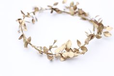 DIY: How to make a holiday leaf crown - Brooklyn Bride - Modern Wedding Blog Diy Crowns, Gold Wedding Crown, Woodland Crown, Diy Leaf, Brooklyn Bride, Flower Tiara, Crown Gold